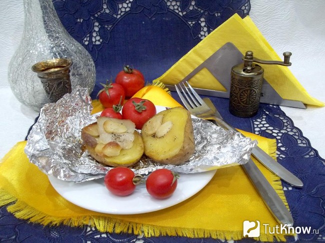 Готовый картофель в фольге