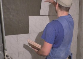 Укладка плитки на стену в ванной