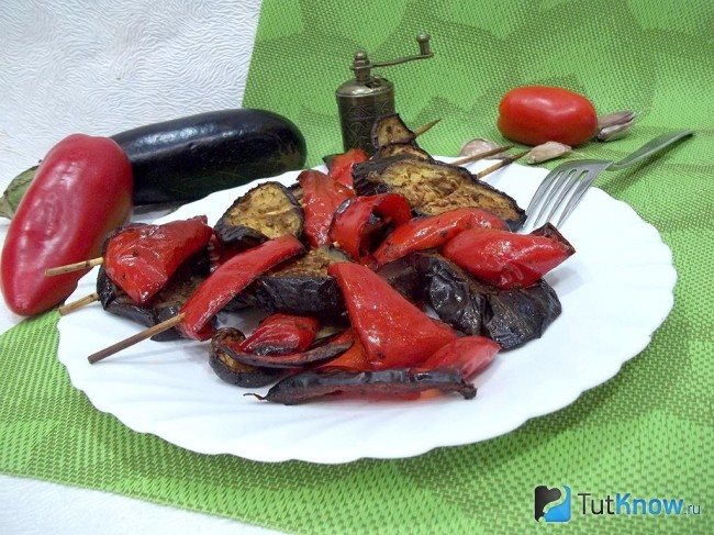 Готовый шашлык из баклажанов и болгарского перца
