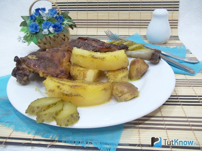 Готовые куриные бедра с картофелем в духовке
