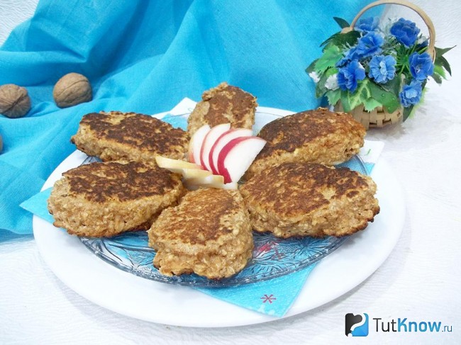 Готовые яблочные оладьи с овсянкой