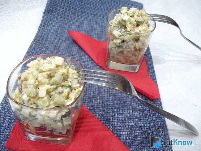 Готовый салат из курицы и яиц