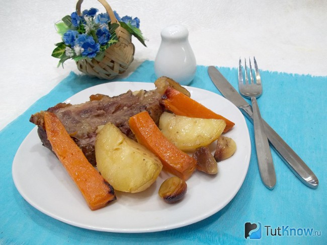 Готовое свиное колено с овощами
