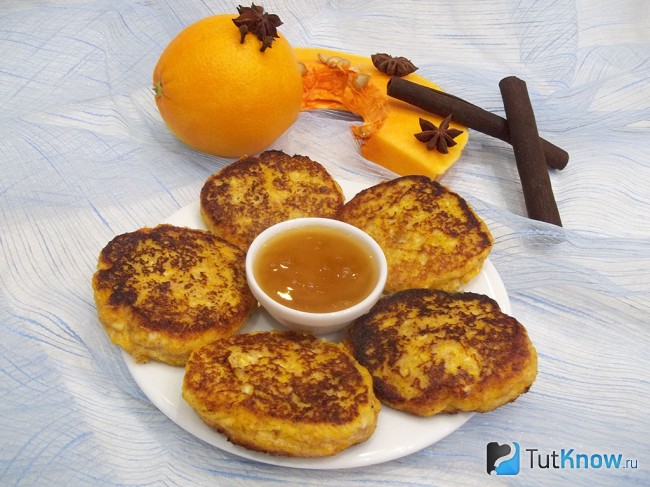 Готовые сырники с тыквой