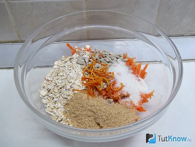 К моркови добавлена овсянка, отруби, орехи, сахар