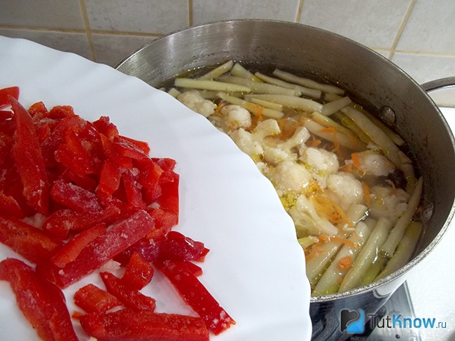 суп со спаржей на мясном бульоне. 1462644396 8 100 8657. суп со спаржей на мясном бульоне фото. суп со спаржей на мясном бульоне-1462644396 8 100 8657. картинка суп со спаржей на мясном бульоне. картинка 1462644396 8 100 8657. Спаржа – это очень полезный продукт, который хотя бы иногда нужно включать в свой рацион. Мы придумали кое-что гениальное и положили стручки в суп, так что блюдо получится в два раза сытнее. Приятного аппетита!