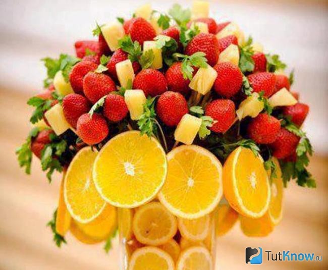 Цветы из фруктов и корзинка из лимонов