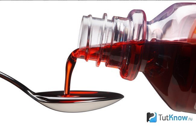 Сироп наливают в ложку