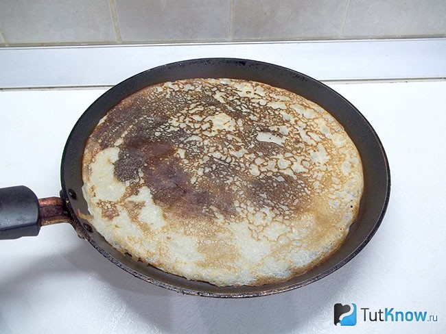 Блины жарятся на сковороде