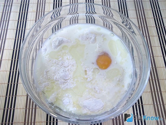 К продуктам налито молоко
