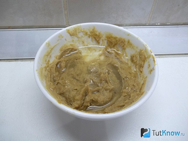 К горчицы налит уксус и масло