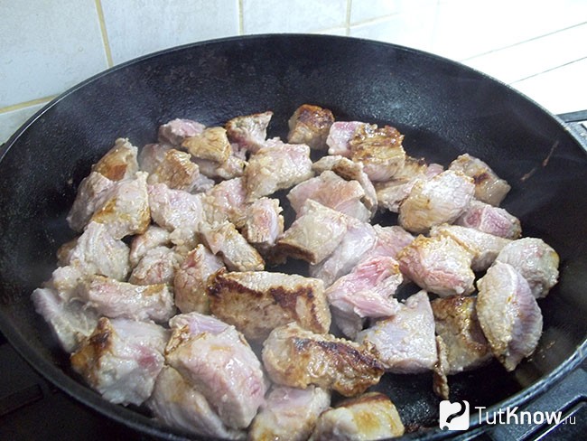 Нарезанное мясо жирится в сковороде