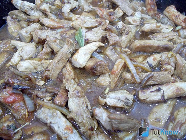 Продукты перемешаны и тушатся