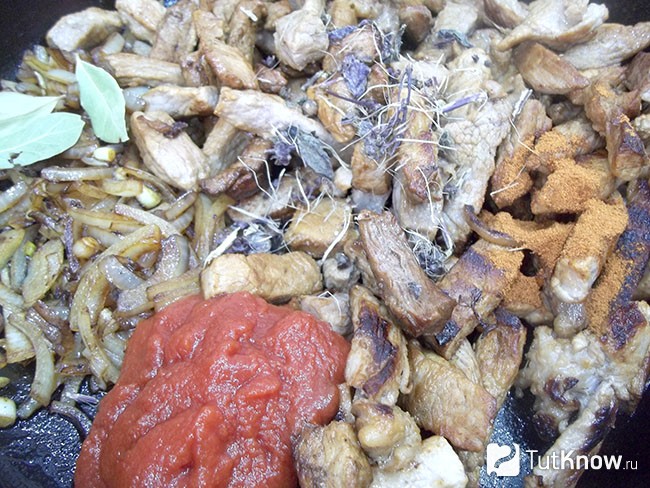 Лук и мясо соединены. добавлен томат и специи
