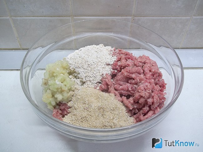 Мясо, лук и чеснок перекручены. К ним добавлены хлопья и отруби