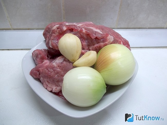 Мясо вымыто. Лук и чеснок очищены
