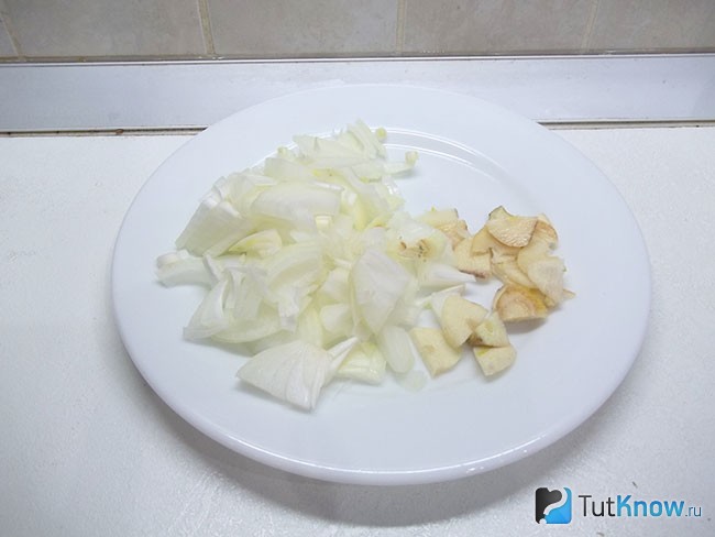 Лук и чеснок очищены и нарезаны