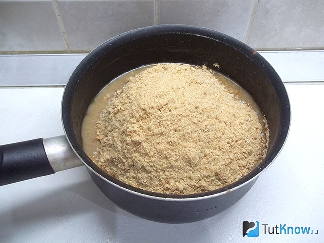 К молоку насыпана крошка печенья
