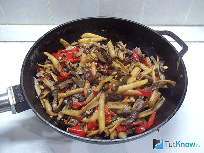 Продукты заправлены соусом