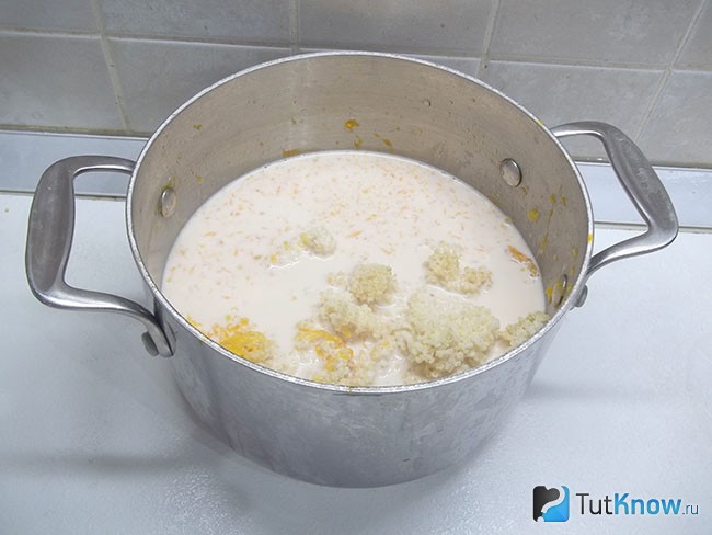 Продукты залиты молоком