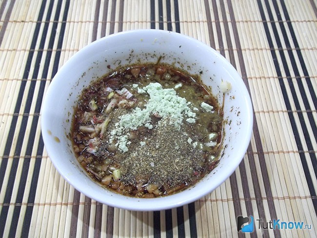 Продукты для маринада соединены в емкости