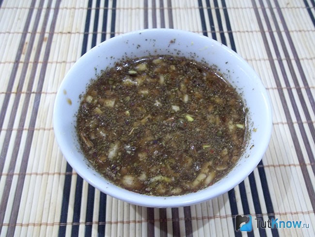 Продукты для маринада перемешаны