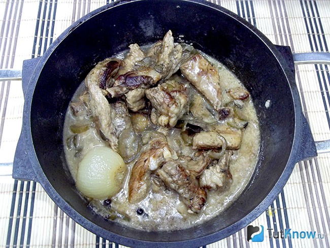 Мясо с огурцами протушено