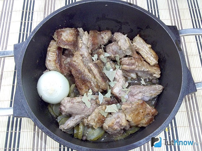 Мясо добавлено к огурцам