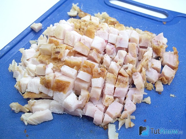 Мясные продукты нарезаны