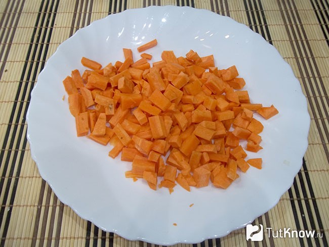 Морковь очищена и нарезана