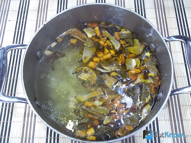 Грибы и морковь опущены в кастрюлю