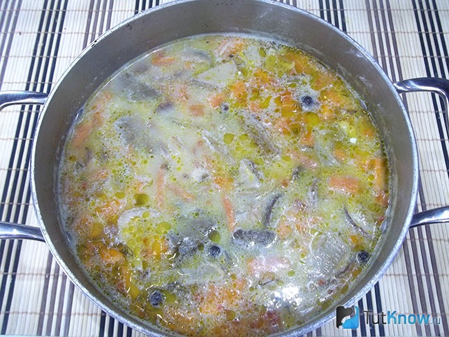 Сыр добавлен в кастрюлю