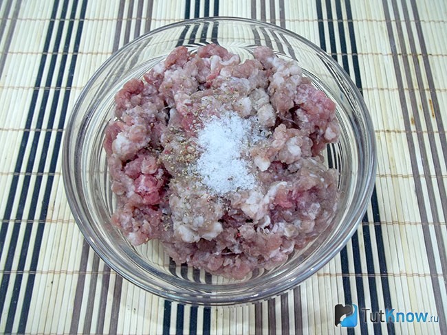 Мясо перекручено и приправлено пряностями