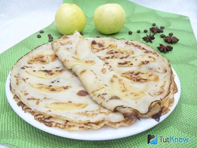 Готовые блины с яблоками