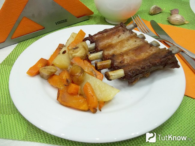 Готовые запеченные ребра с картофелем