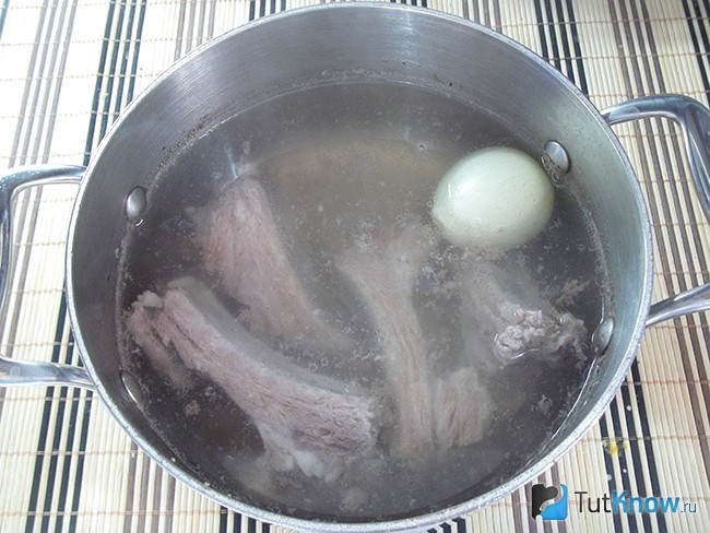 Ребрышки варятся