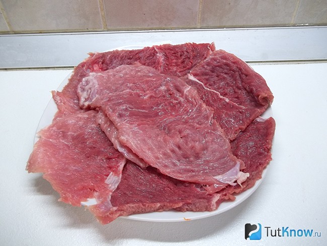 Мясо нарезано кусочками и отбито кухонным молоточком