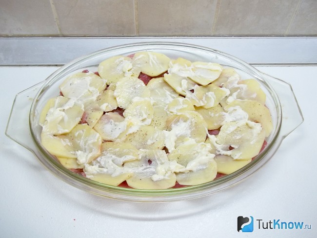 На мясо выложен картофельный слой