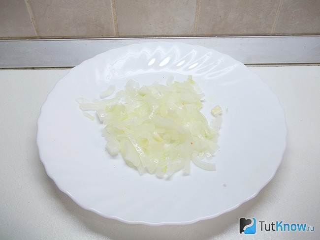 Репчатый лук очищен и нашинкован