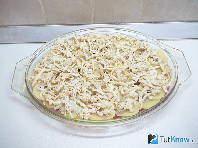 Продукты политы майонезом и присыпаны сыром