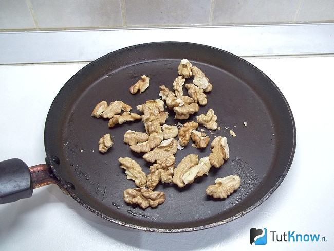 Грецкие орехи обжарены на сковороде