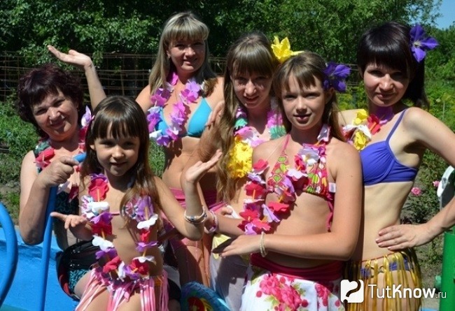 Девушки в гавайских костюмах