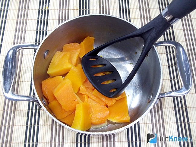 Отваренная тыква толчется толкушкой