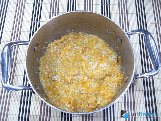 Тыквенное пюре и овсяная крошка перемешаны