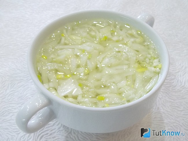 Луковица нашинкована и замаринована в уксусе