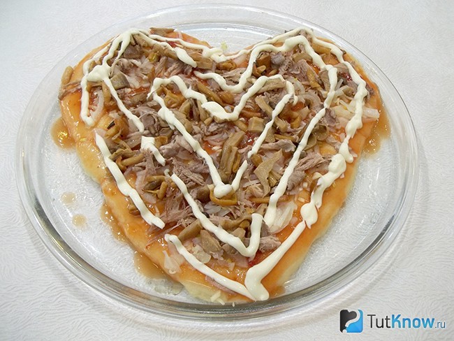 На пиццу добавлены грибы и мясо