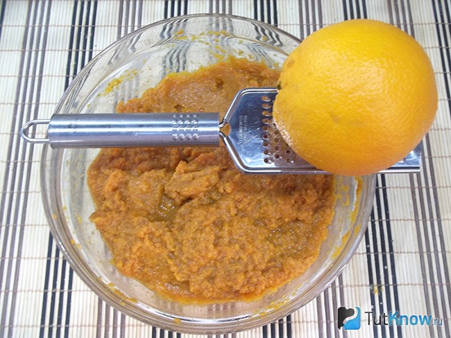 В тесто добавлена натертая цедра апельсина