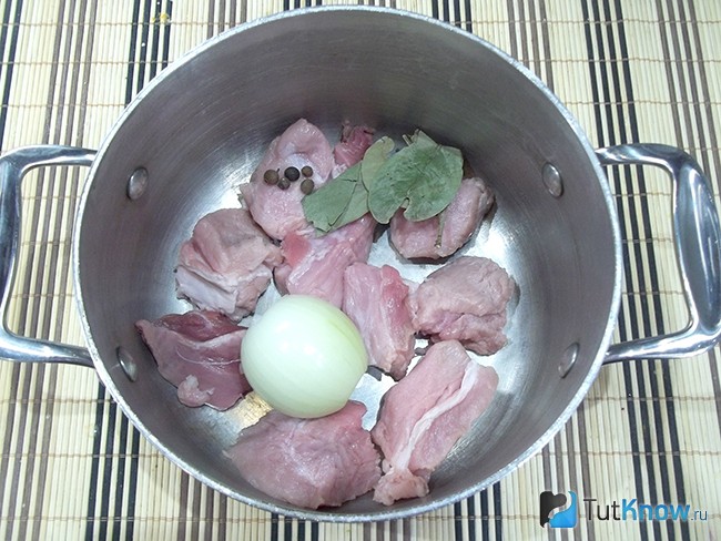 Мясо нарезано кусочками, опущено в кастрюлю, добавлена очищенная луковица и специи