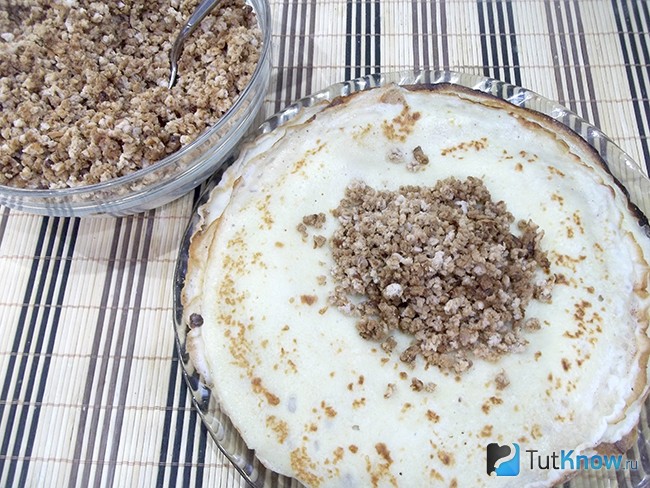 Блины начинены перекрученным мясным фаршем