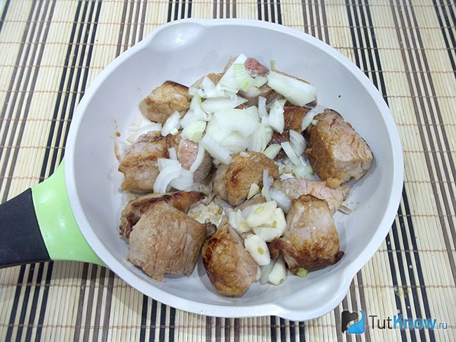 Лук добавлен к мясу в сковороду